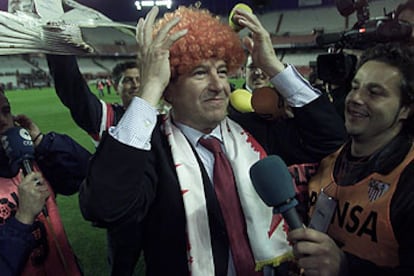 El presidente, Jaime Ortí, con una peluca en el césped.