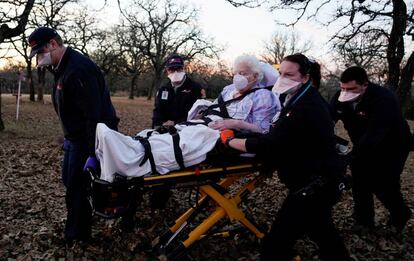 Sanitarios trasladan a una anciana con síntomas de coronavirus en Meeker, Oklahoma.