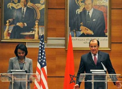 Condoleezza Rice comparece ante la prensa junto a su homólogo marroquí, Taieb Fassi-Fihri, ayer en Rabat.