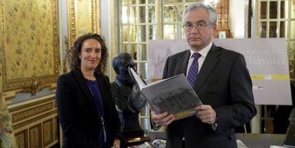 Los autores Álvaro Chapa y Susana Chávarri en la presentación.