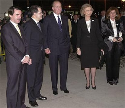Los Reyes, acompañados del presidente Aznar y su esposa, y el presidente de la Comision Europea, Romano Prodi, a la entrada del Auditorio Nacional.