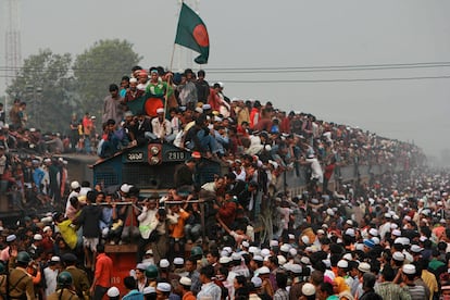 Miles de bangladesíes musulmanes tratan de volver a sus casas subidos a un tren, tras haber participado en unas ceremonias religiosas en el rio Turag.