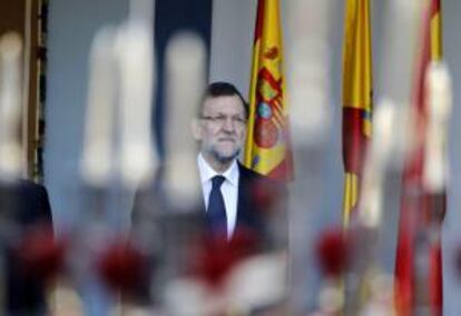 El presidente del Gobierno, Mariano Rajoy, durante el desfile del Día de la Fiesta Nacional, que ha contado hoy con la participación de unos 2.600 militares y guardias civiles y ha sido presidido por primera vez por los Príncipes de Asturias.