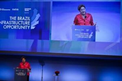 La presidenta de Brasil, Dilma Rousseff, habla este miércoles 25 de septiembre de 2013, durante el seminario empresarial "Oportunidades de Infraestructura en Brasil" en la sede de Golman Sachs en Nueva York (Estados Unidos).