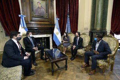 El presidente de la Cámara de Diputados, Sergio Massa (segundo a la izquierda) se reúne con una delegación del Fondo Monetario Internacional, el pasado viernes.