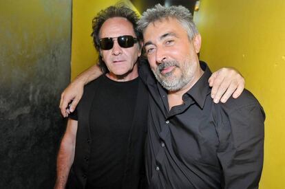 Alfred Crespo (derecha), con el cantante de Burning, Johnny Cifuentes.