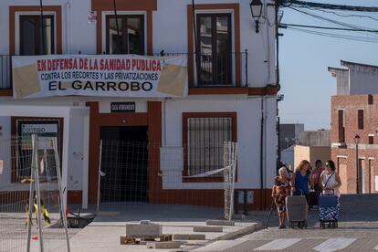 Cartel en defensa de la sanidad pública en el balcón del Ayuntamiento de El Garrobo, Sevilla.