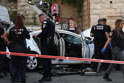 La policía israelí, junto al coche utilizado este lunes por dos atacantes en Jerusalén.