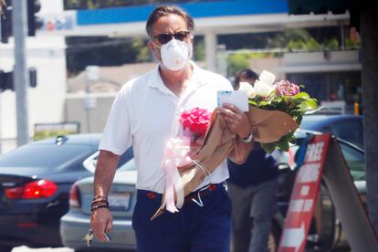 El actor Andy Garcia, con un ramo de flores en Los Ángeles, California.