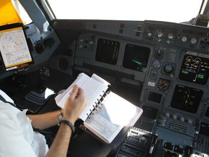 Un piloto de Iberia repasa la documentaci&oacute;n de la cartera de vuelo, actualmente digitalizada. Pablo Monge