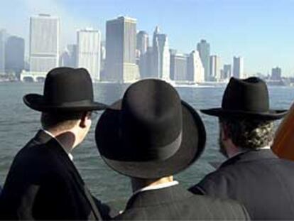 Tres hombres observan el horizonte de Manhattan en un transbordador especial desde Brooklyn a Nueva York.