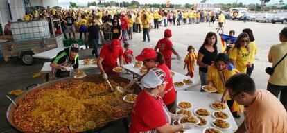 Voluntarios reparten paella en Amposta.