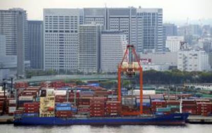 Un barco es cargado en el puerto de Tokio. EFE/Archivo