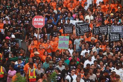 Miles de personas participan en la tercera caminata 'Tolerancia Cero contra la Violencia a la Mujer' , en Santo Domingo (República Dominicana).