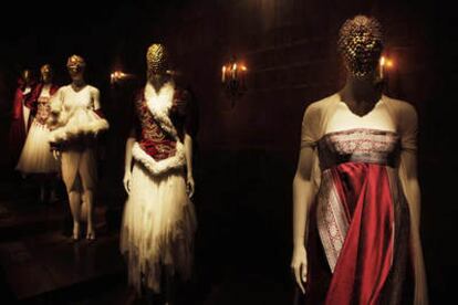 El Museo Metropolitan de Nueva York dedica la exposición anual del Costume Institute a analizar la carrera de Alexander McQueen, en una muestra titulada 'Savage Beauty' ('Belleza Salvaje'). El diseñador británico, fallecido en febrero de 2010, está de actualidad ya que su sucesora, Sarah Burton, vistió a Catalina Middleton en su boda con el príncipe Guillermo de Inglaterra. Una estampa de cuento que contrasta con la fascinación por la muerte, la decadencia y lo sombrío que definió su trabajo hasta su suicidio a los 40 años. En la imagen, su colección más monárquica: la de primavera-verano 2008, inspirada por la Reina Victoria y la India.