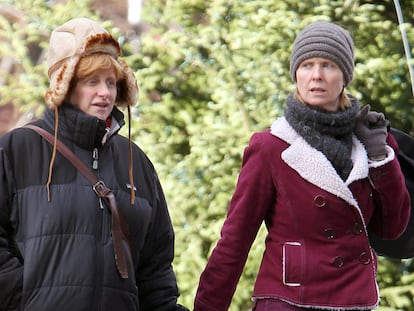 La actriz Cynthia Nixon, a la derecha, pasea por Nueva York con su novia, Christine Marinoni, en diciembre de 2010.