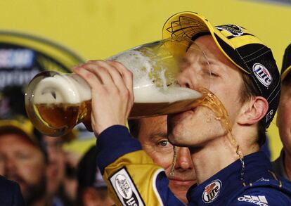 Brad Keselowski bebe cerveza tras ganar la Copa Sprint de la Nascar.