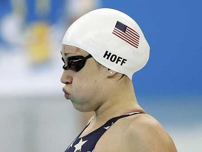 Katie Hoff se prepara para competir en los 400 metros estilos.