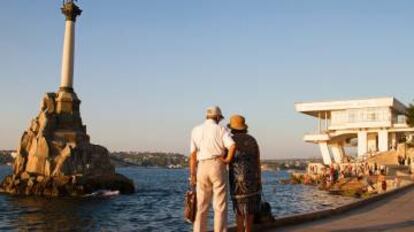 Um casal observa o monumento do cerco a Sebastopol.