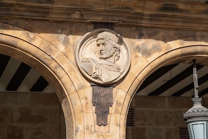 Medallón con la efigie de Antonio de Nebrija en la plaza Mayor de Salamanca.