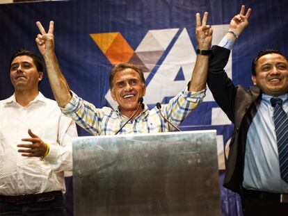 Miguel &Aacute;ngel Yunes, esta noche, en su oficina de campa&ntilde;a. 