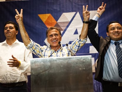 Miguel Ángel Yunes, esta noche, en su oficina de campaña.