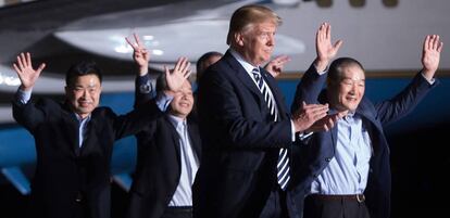 Donald Trump con los tres estadounidenses liberados por Corea del Norte.