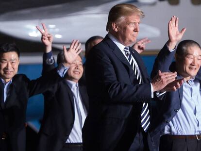 Donald Trump con los tres estadounidenses liberados por Corea del Norte.