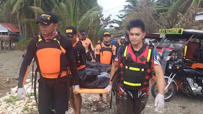 Equipes de resgate recuperam um corpo depois da passagem do tufão Phanfone pelas Filipinas.