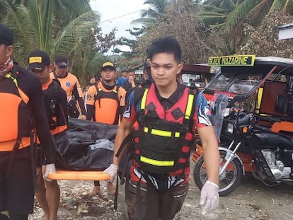 Equipes de resgate recuperam um corpo depois da passagem do tufão Phanfone pelas Filipinas.