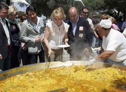 Esperanza Aguirre sirve paella en un acto de Las Rozas.