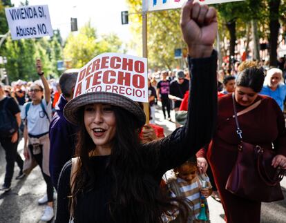 "Derecho a techo ¡Justo precio!" es la lema de una manifestante en la marcha de este domingo en Madrid.