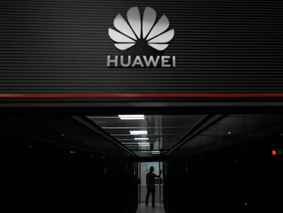 Un técnico, en la entrada de un servidor de telefonía 5G de Huawei en Cantón (China).