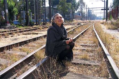 La narradora y periodista Elena Poniatowska, en la estación ferroviaria de Buenavista, en Ciudad de México.