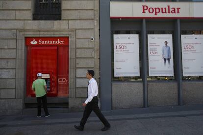 Santander and Popular branch offices next door to each other.