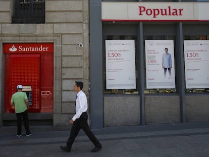 Santander and Popular branch offices next door to each other.