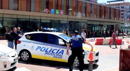 Policías municipales en una intervención en el intercambiador de Avenida de América.