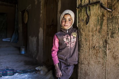<p> En 2004, el Código de Familia marroquí prohibió el matrimonio de menores de 18 años, sin embargo las cifras de los últimos años arrojan un aumento. Según el Ministerio de Justicia de Marruecos antes de la prohibición, en 2004 fueron casadas 18.341 menores y, sin embargo, en 2013 el número llegó a 35.000. </p> <p> Hanane, una niña de ocho años en el umbral de su casa, en la aldea de Akka Nouanin. Hace unos meses empezó a asistir a la escuela primaria que acaban de abrir en la aldea. Es muy posible que no pueda ir durante mucho tiempo: su madre dice que la familia es muy pobre y necesita a la menor para ayudarla en las tareas domésticas y con los animales. Su aldea se queda aislada por la nieve durante algunos meses en invierno.</p>