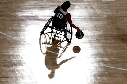 Una jugadora de baloncesto en silla de ruedas entrena en la Arena Olímpica.  