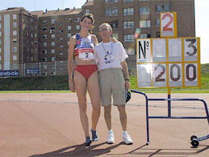 Ruth Beitia, junto a su entrenador, Ramón Torralbo, tras lograr el récord nacional de salto de altura en Avilés.
