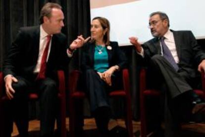 La Ministra de Fomento Ana Pastor, junto al presidente de la Generalitat, Alberto Fabra (i) y el presidente de la patronal autonómica valenciana CIERVAL,Jose Vicente Gonzalez, durante la apertura de una jornada sobre el Corredor ferroviario Mediterráneo.