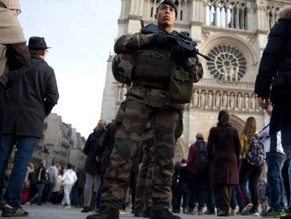 Un soldado franc&eacute;s patrulla cerca de Notre Dame, el pasado 30 de diciembre.