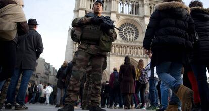 Un soldado franc&eacute;s patrulla cerca de Notre Dame, el pasado 30 de diciembre.