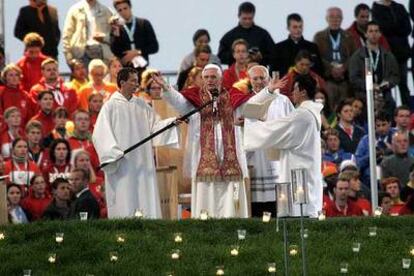 Benedicto XVI bendice al medio millón de jóvenes que asistieron anoche a la vigilia en Marienfeld, Colonia.