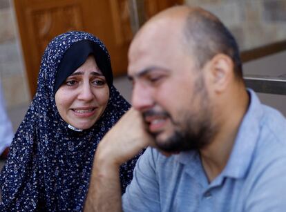 Una pareja llora tras un ataque israelí en Jan Yunis, este martes. 