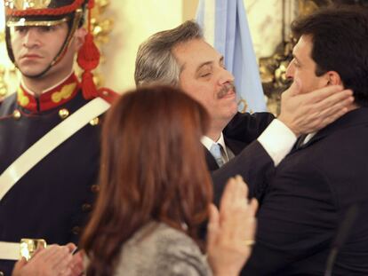 Alberto fernández saluda a su sucesor, Sergio Massa, como jefe de gabinete de la presidencia de Cristina Fernández de Kirchner.