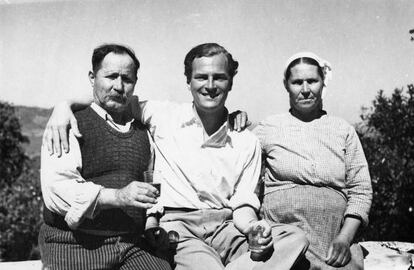 Patrick Leigh Fermor con Spiro y Maria Lazaros en Lemonodassos, Grecia, en 1935.