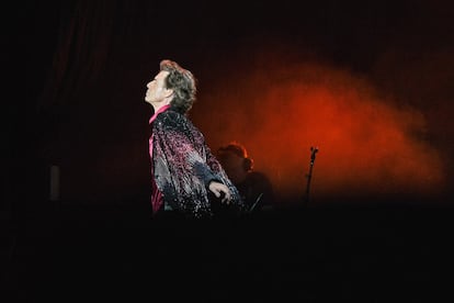 Mick Jagger, en una de sus frecuentes carreras sobre el escenario.