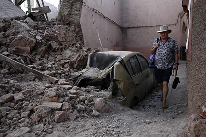 Un turista camina por una calle afectada por el seísmo en Marraquech, este domingo.