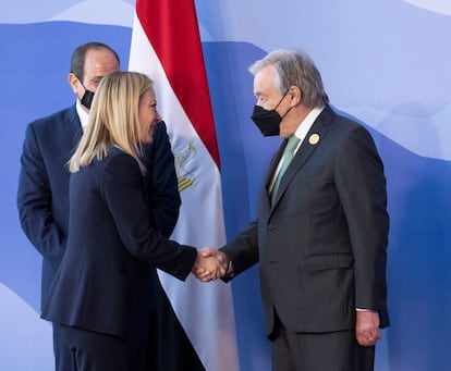 La presidenta italiana, Giorgia Meloni, saluda al secretario general de Naciones Unidas, António Guterres, tras su llegada al Centro Internacional de Convenciones de Egipto. Este acto es el pistoletazo de salida para las discusiones que durante dos semanas llevarán a cabo los representantes de los casi 200 países que forman parte de las negociaciones de la ONU sobre cambio climático. 